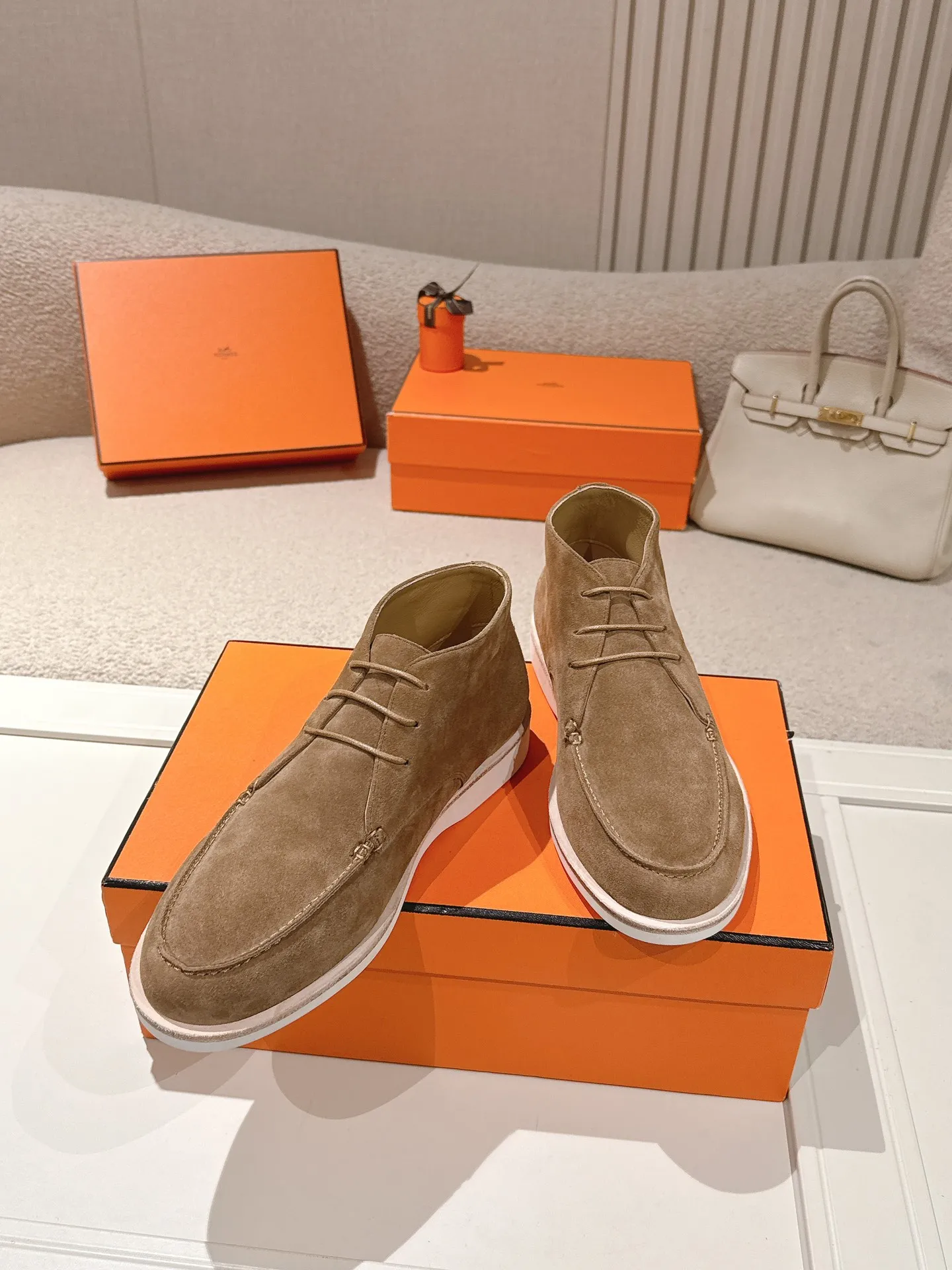 Men's Men's Shoes 660💰 Hermes men's size #26ss calfskin derby shoes, decorated with signature "H Diamant" details for a stylish and casual style. Fabric: Cow suede Lining: Mixed sheep lining Outsole: Genuine leather welt + original TPU Bottom thickness: 3CM Code number: 39-45 (customized at 46.47)